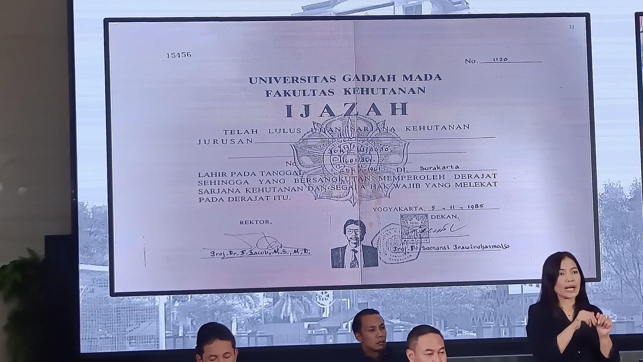 VIDEO:  Terungkap Perbedaan Foto Jokowi saat Daftar & Lulus Fakultas Kehutanan UGM di Kasus Ijazah