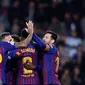 Penyerang Barcelona, Dembele bersama rekan setimnya merayakan gol ke gawang Levante pada leg kedua babak 16 besar Copa del Rey di Stadion Camp Nou, Kamis (17/1). Barcelona berhasil lolos ke perempat final setelah membantai Levante 3-0. (AP/Manu Fernandez)