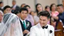Gereja Katedral menjadi saksi bisu cinta Chelsea Olivia dan Glenn Alinskie yang diikat dalam janji suci pernikahan. Pernah ungkap langsung jatuh cinta ketika pertama kali melihat artistektur Gereja Katedral, Chelsea pun punya impian langsung pernikahan di gereja tersebut. Tahun 2015, bintang bintang sinetron Buku Harian nayla itu pun terwujud. (Liputan6.com/IG/@chelseaoliviaa)