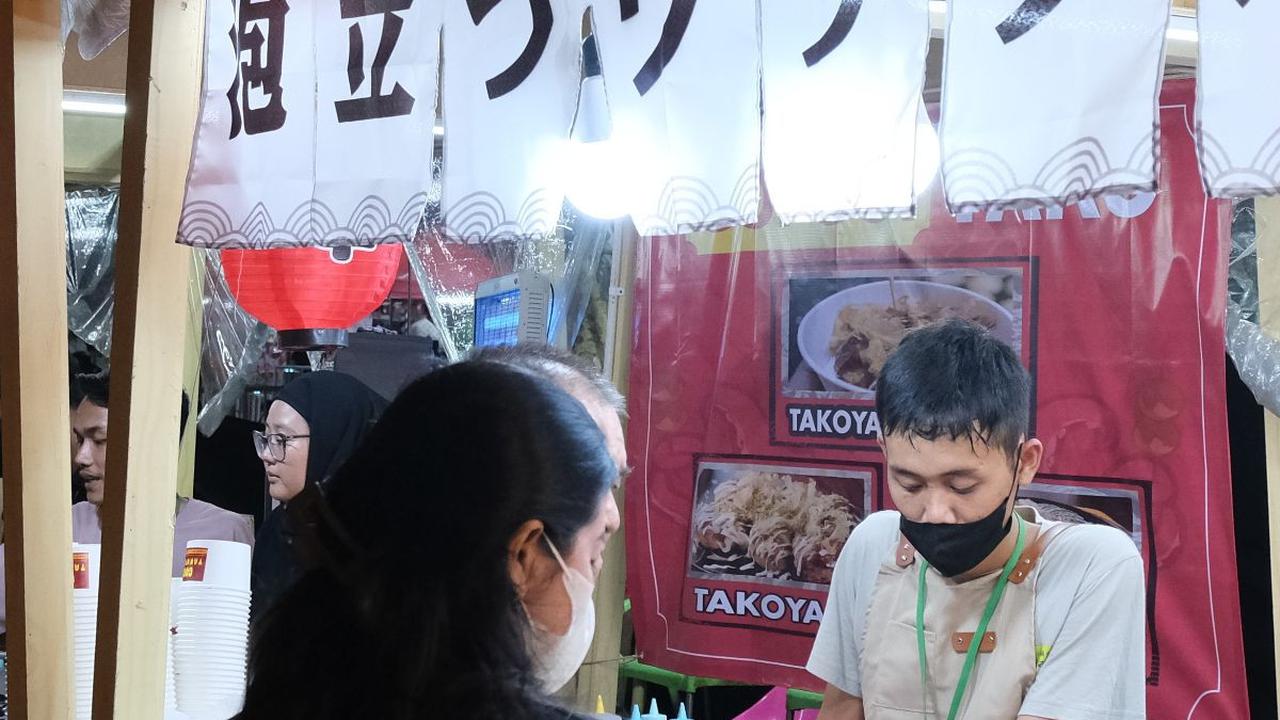Untuk semakin merasakan sensasi travelling ke negara-negara Asia, dekorasi-dekorasi yang mewakili dari setiap negara juga dihadirkan seperti gerbang Torii yang ikonik dari Jepang, floating market khas dari Thailand, warung tenda makan khas Korea Selatan, 