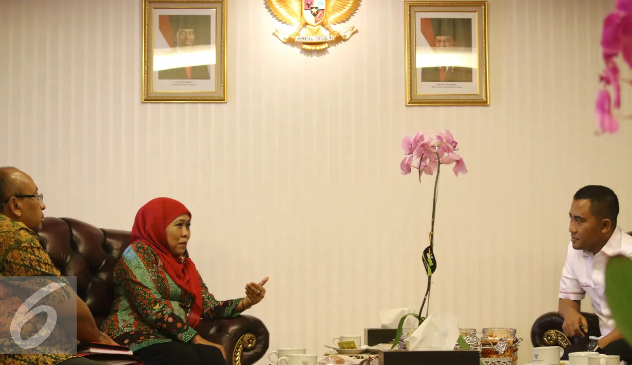 Khofifah Indar Parawansa saat melakukan pertemuan di ruang kerja Kemensos, Jakarta, Selasa (31/1). Audiensi tersebut terkait perkembangan isis dan paham radikal yang kian banyak di Indonesia. (Liputan6.com/Helmi Affandi)