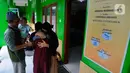 Santri baru salafiah wusto setingkat SMP angkatan pertama dipeluk keluarganya sebelum masuk asrama pesantren di Ponpes Assalam di Kuripan, Ciseeng, Bogor, Rabu (13/7/20222). Sejumlah pesantren mulai awal bulan ini kembali melakukan kegiatan belajar mengajar Tahun Ajaran Baru 1443-1444 H/2022-2023 M. (merdeka.com/Arie Basuki)