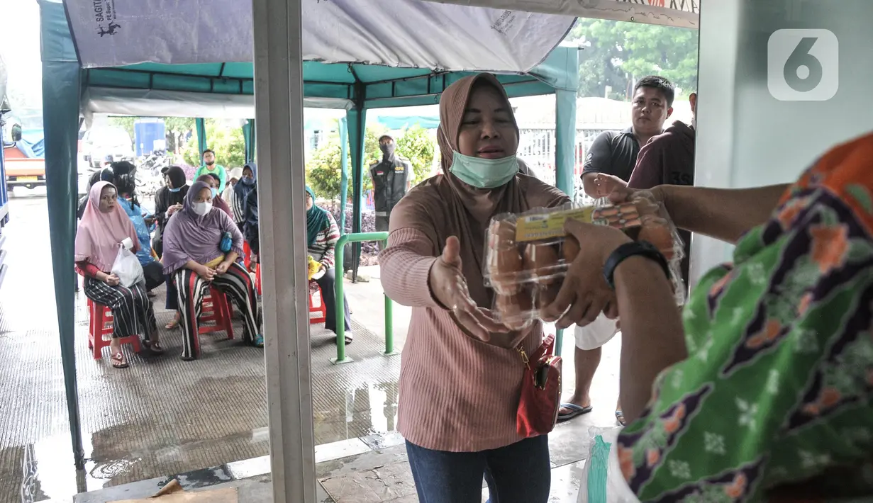 Warga membeli produk pangan bersubsidi di Food Station Cipinang, Jakarta Timur, Kamis (8/9/2022). Sembako murah atau pangan subsidi ini hanya diperuntukkan bagi pemegang Kartu Jakarta Pintar (KJP) Plus, KLJ, KAJ, KPDJ dan lainnya. (merdeka.com/Iqbal S Nugroho)
