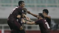 Para pemain PSM Makassar merayakan gol yang dicetak oleh Guy Junior ke gawang Home United pada laga Piala AFC 2019, Selasa (30/4). PSM menang 3-2 atas Home United. (Bola.com/Yoppy Renato)