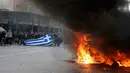 Sejumlah petani Yunani berunjuk rasa membakar sampah selama protes terhadap perubahan peraturan pensiun yang direncanakan di luar Kementerian Pertanian, Athena, Yunani, Jumat (12/2). (REUTERS/Alkis Konstantinidis)