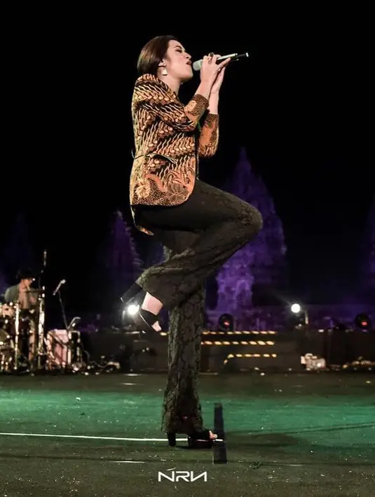 Blazer bermotif batik dengan celana hitam merupakan paduan yang pas. Terlebih yang memakainya adalah si cantik Raisa. Pastinya membuat penampilannnya makin keren, di samping suaranya yang menggelegar. (Foto: Instagram)