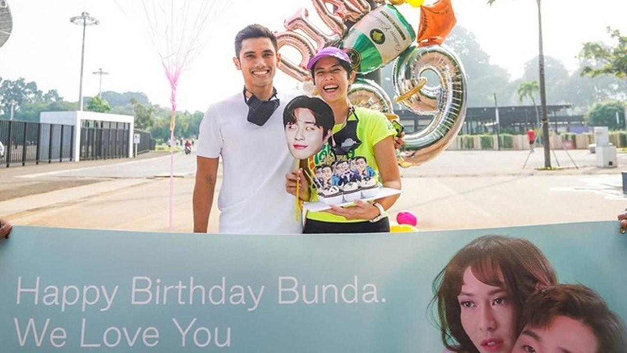 7 Potret Kejutan Ulang Tahun Dian Sastrowardoyo, Dapat Hadiah Spesial dari Suami