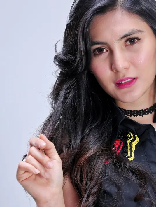 Tinggal di perantauan jauh dari orangtua, Angela banyak merasakan pengalaman pahit. Beberapa waktu lalu ia menceritakan saat ngekos harus menahan lapar. (Adrian Putra/Bintang.com)