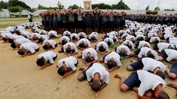 Narapidana membentuk formasi untuk menghormati mendiang Raja Bhumibol Adulyadej di penjara Pathum Thani, Bangkok, Thailand (27/10). Pemerintah Thailand telah menyatakan masa berkabung untuk Raja Bhumibol selama 1 tahun. (Reuters/Chaiwat Subprasom)