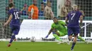 Lionel Messi yang mengambil tendangan penalti berhasil menyelesaikan tugasnya dengan baik dan mengoceh kiper Honduras Luis Lopes. (AFP?Getty Images/Eric Espada)