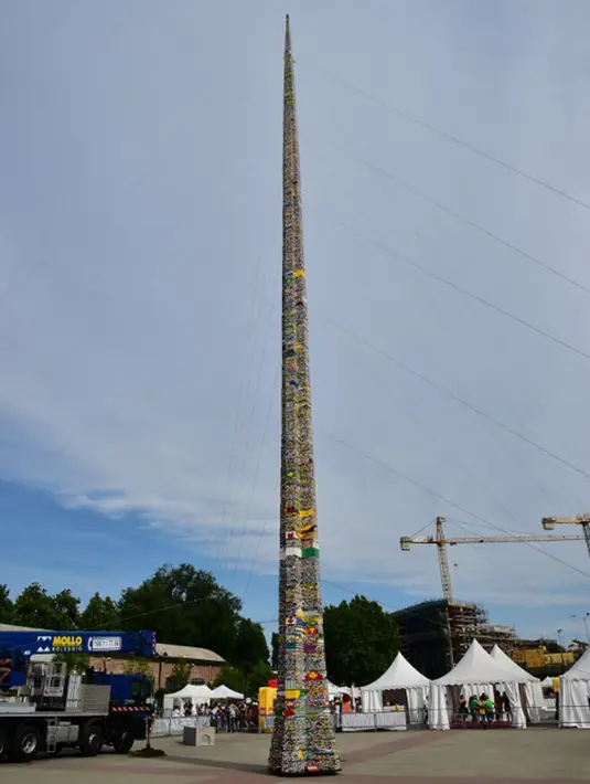 Sebuah menara yang terbuat dari 580.000 lego berhasil menjadi menara lego tertinggi di dunia, Itali, Minggu (21/6/2015).  Menara lego ini masuk dalam Guinness World Record. (AFP Photo/Giuseppe Cacace) 