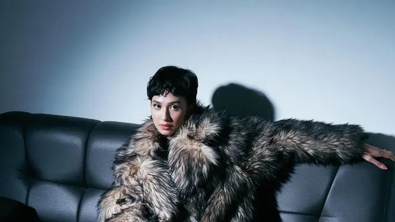 Potret Manglingi Mikha Tambayong dengan Rambut Pixie Cut, Tampil Stunning dengan Coat Berbulu