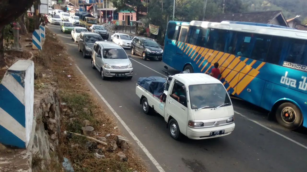 Limbangan Macet Parah, Jalur Selatan Dialihkan Lewat Garut Kota