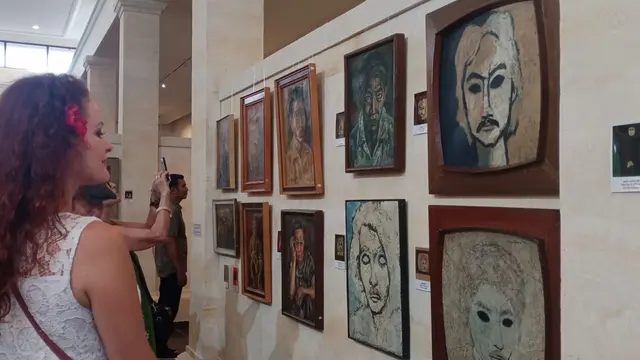Sejumlah pengunjung menikmati beragam karya lukisan Jeihan di Ubub Bali. (Istimewa)
