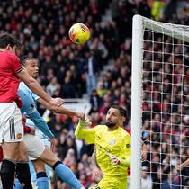 Bek Manchester United Harry Maguire menanduk bola ke gawang Manchester City pada laga Liga Inggris 2025/2026 di Old Trafford, Sabtu (17/1/2026). (AP Photo/Dave Thompson)