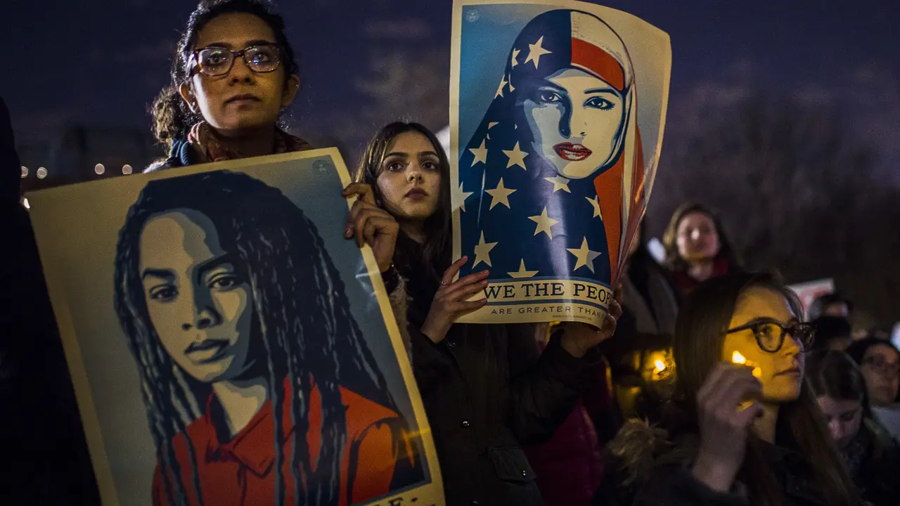 Warga berkumpul di Washington Square Park untuk memprotes perintah eksekutif Trump terkait imigrasi