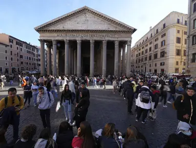 Turis mengantre untuk mengunjungi Pantheon Roma di Roma, Kamis (16/3/2023). Wisatawan di Roma yang mengunjungi Pantheon, situs budaya yang paling banyak dikunjungi di Italia, akan segera dikenai biaya masuk sebesar 5 euro ($ 5,28 atau sekitar Rp 81 ribu) di bawah kesepakatan yang ditandatangani pada hari Kamis oleh para pejabat budaya dan gereja Italia. (AP Photo/Alessandra Tarantino)