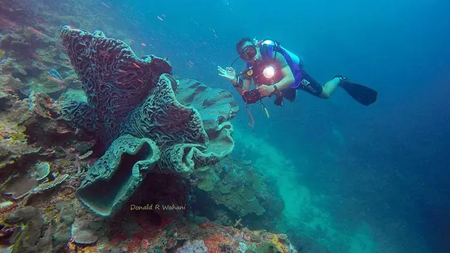 Pemandu selam Donald Raymond Wahani berfoto bersama Salvador Dali. (Dok. istimewa)