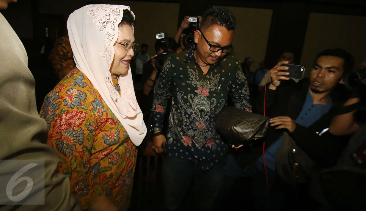 Mantan Menteri Kesehatan Siti Fadilah Supari meninggalkan ruang sidang Pengadilan Tipikor, Jakarta, Senin (6/2). Siti Fadilah Supari usai menjalani sidang perdana terkait kasus suap pengadaan alat kesehatan (alkes) di Kemenkes. (Liputan6.com/Helmi Afandi)