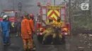 Petugas pemadam kebakaran seusai memadamkan api di lapak ban bekas, Desa Bojong Nangka, Gunung Putri, Bogor, Kamis (22/4/2021). Banyaknya bahan yang mudah terbakar dan sumber api yang berasal dari bawah tumpukan ban membuat  api di lokasi belum juga padam. (Liputan6.com/Herman Zakharia)