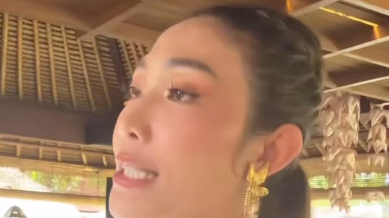 4 Potret Ayu Dewi Hadiri Sungkeman & Siraman Luna Maya, Penampilan Dinilai Lebih Heboh dari Calon Pengantin