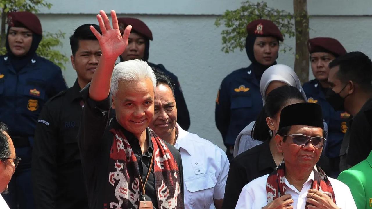Ganjar-Mahfud menjadi pasangan kedua yang mendaftar kepada KPU sebagai pasangan calon presiden dan wakil presiden pada<br>Pemilu 2024.