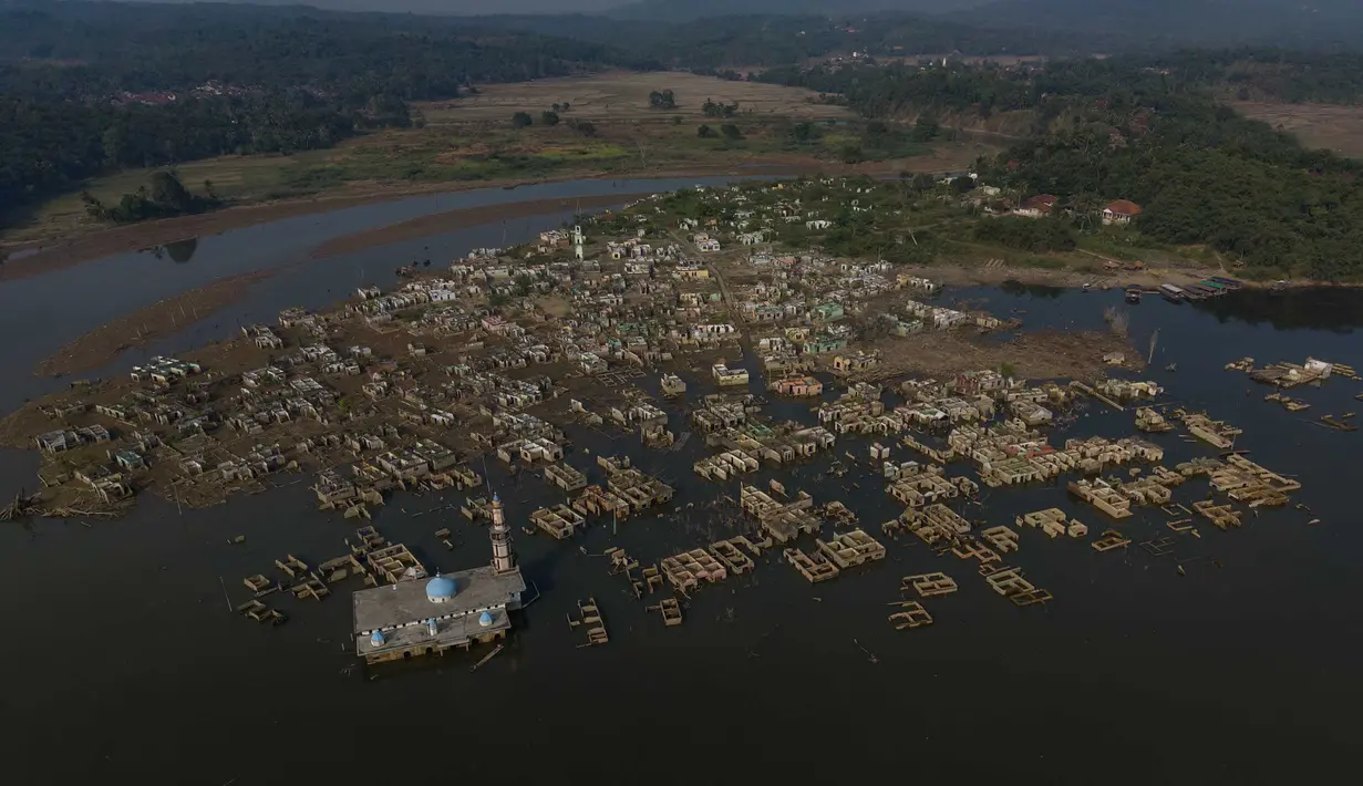 Puing-puing bangunan rumah yang kembali muncul di kawasan Bendungan Karian yang mengering di Kampung Somang, Lebak, Banten, Jumat, 7 Agustus 2026. (KLY/ Arie Basuki)
