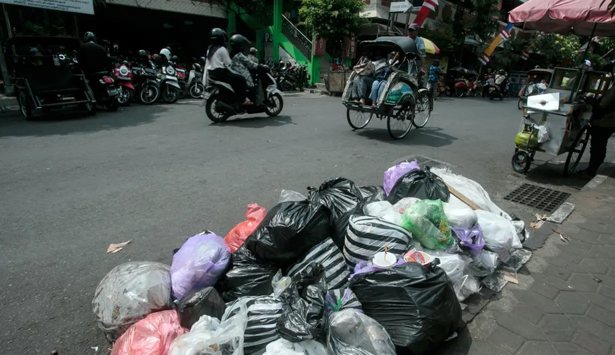 Tumpukan sampah memang tak lagi menggunung seperti tempo hari, meski sebarannya terbilang cukup masif di beberapa titik sekaligus. (DEVI RAHMAN/AFP)