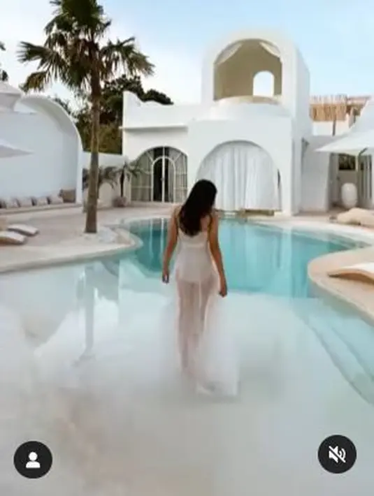 Tiffany Soetanto memamerkan swimsuit putih dipadu dengan kain tile panjang sebagai pakaian yang dikenakan saat pemotretan. (Foto: Instagram/@tiffanysoetanto)