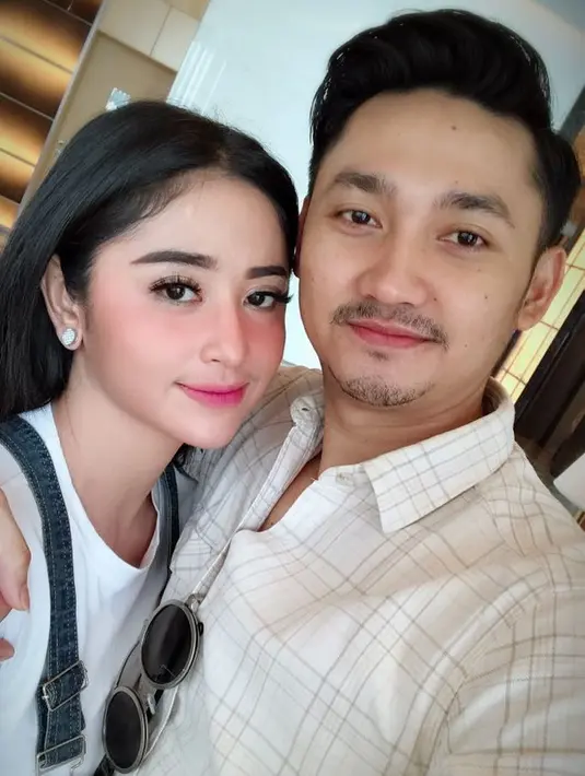 "Bagi mrk yg bilang settingan atau apalah, saya yakin laki2 manapun yg punya harga diri dan waras ga akan mau disuruh minta maaf dihadapan seluruh dunia," tulis Dewi Perssik. (Instagram/anggawijaya88)