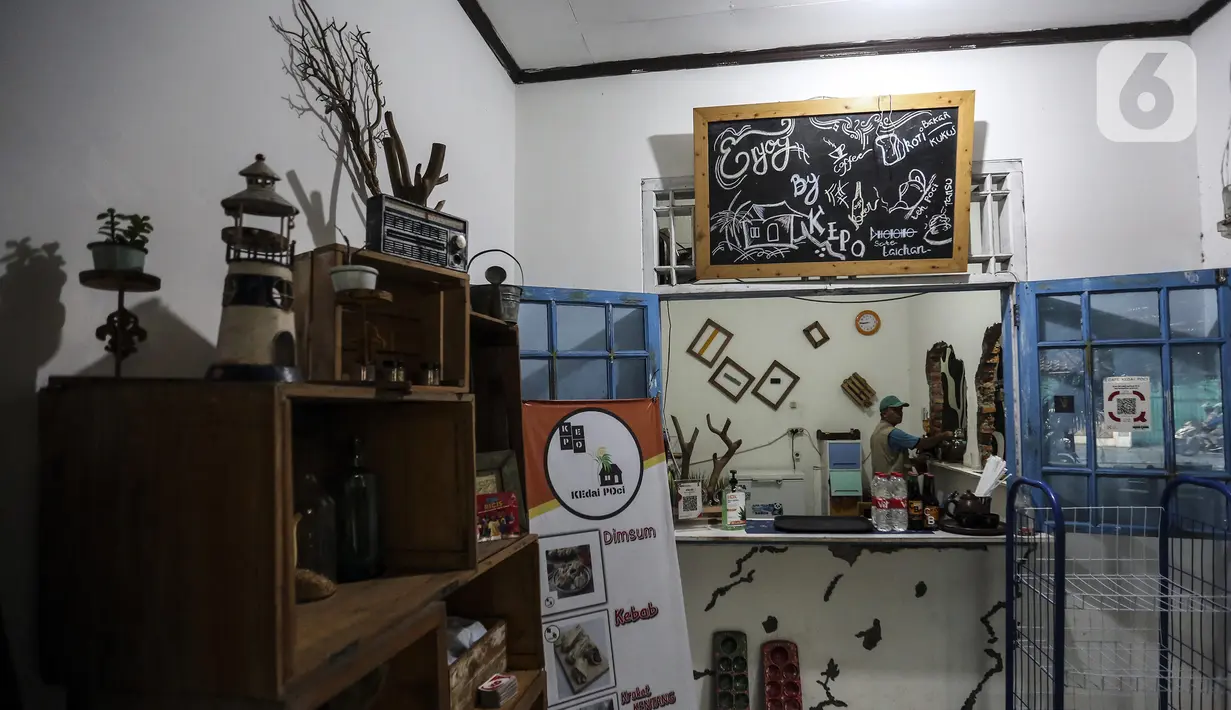 Suasana Kedai Poci (KEPO) di Hj Kelik, Kelapa Dua Srengseng, Jakarta Barat, Sabtu (18/9/2021). Pemilik usaha kafe ini keluhkan sepi dikarenakan baru bisa membuka usahanya belum lama ini. (Liputan6.com/Johan Tallo)