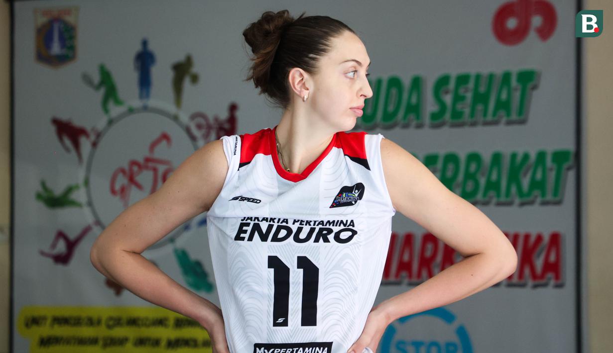 Pemain asing baru Jakarta Pertamina Enduro, Elena Samoilenko, tampak serius dalam mengikuti sesi latihan di GOR Bulungan, Jakarta Selatan pada Selasa (31/12/2024). (Bola.com/Abdul Aziz)