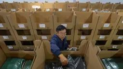 Staf perusahaan menyusun sweater berbahan kasmir di gudang penyimpanan di wilayah Qinghe, Provinsi Hebei, China, 11 November 2020. Wilayah Qinghe telah membangun rantai industri kasmir yang lengkap mulai dari pembelian dan pemrosesan kasmir hingga pembuatan dan pemasaran garmen. (Xinhua/Mu Yu)