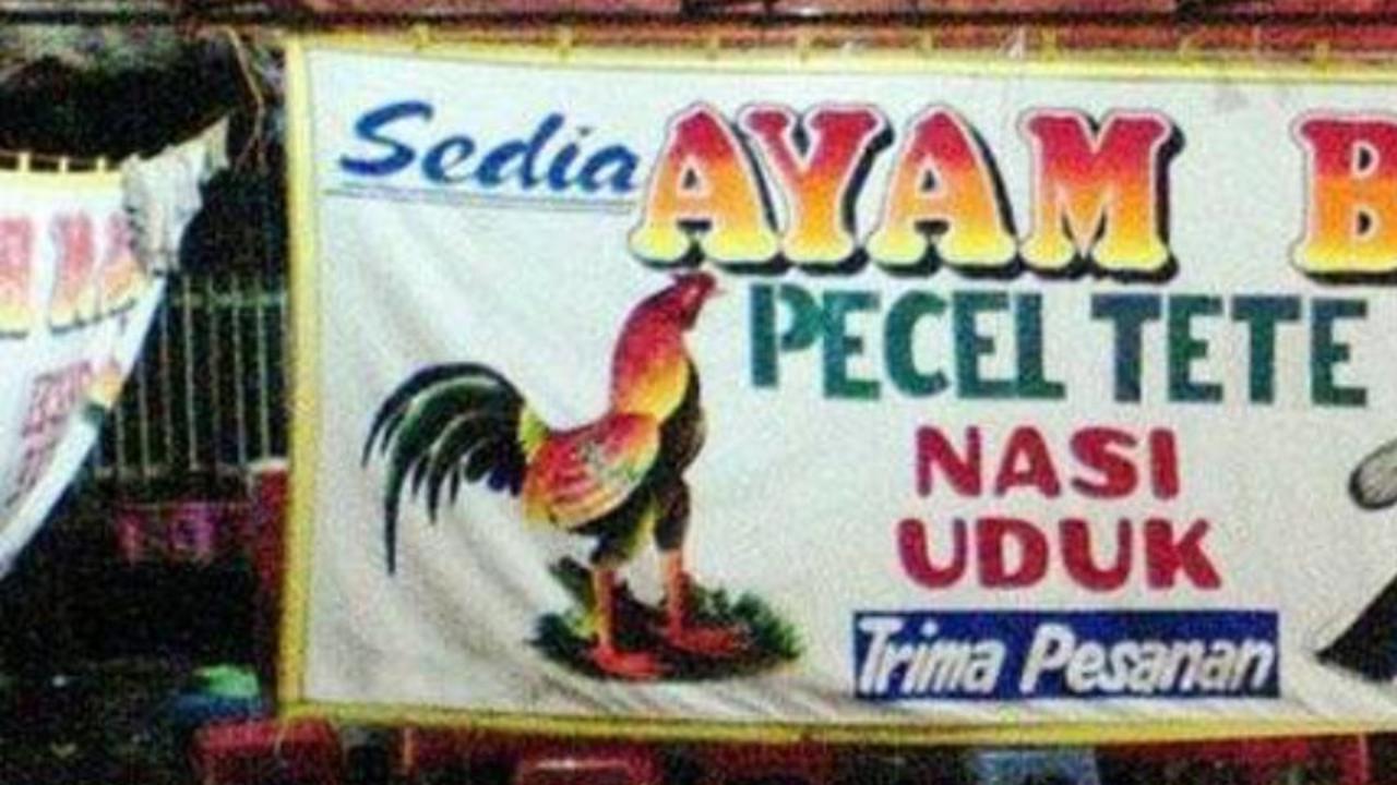 7 Kesalahan di Spanduk Kaki Lima Ini Bikin Mikir Keras