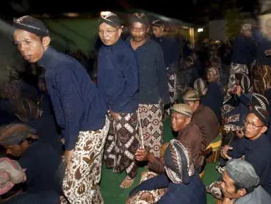 Sejumlah penyair dan koreografer dari berbagai negara, berkolaborasi pada Forum Penyair Internasional Indonesia 2012 di Taman Budaya Jatim, Surabaya, Rabu (11/4). Perhelatan seni yang melibatkan penyair dari lima benua tersebut, merupakan media pemersatu karakter seni dari berbagai dunia bertajuk "What's Poetry?" (Antara)