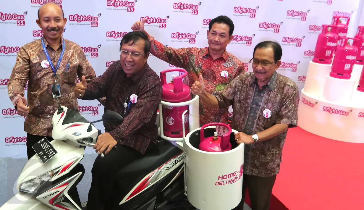 (Ki-ka) Dirjen Migas I Gusti Nyoman Wiratmaja, Direktur Pemasaran Pertamina Ahmad Bambang, SVP Non Fuel Marketing Pertamina Taryono dan Komisaris Utama Pertamina Tanri Abeng saat peluncuran Bright Gas di Jakarta, Jumat (23/10). (Liputan6.com/Angga Yuniar)