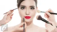 Coba lakukan trik makeup sederhana berikut ini untuk menyamarkan dahi lebar Anda. (Foto: iStockphoto)