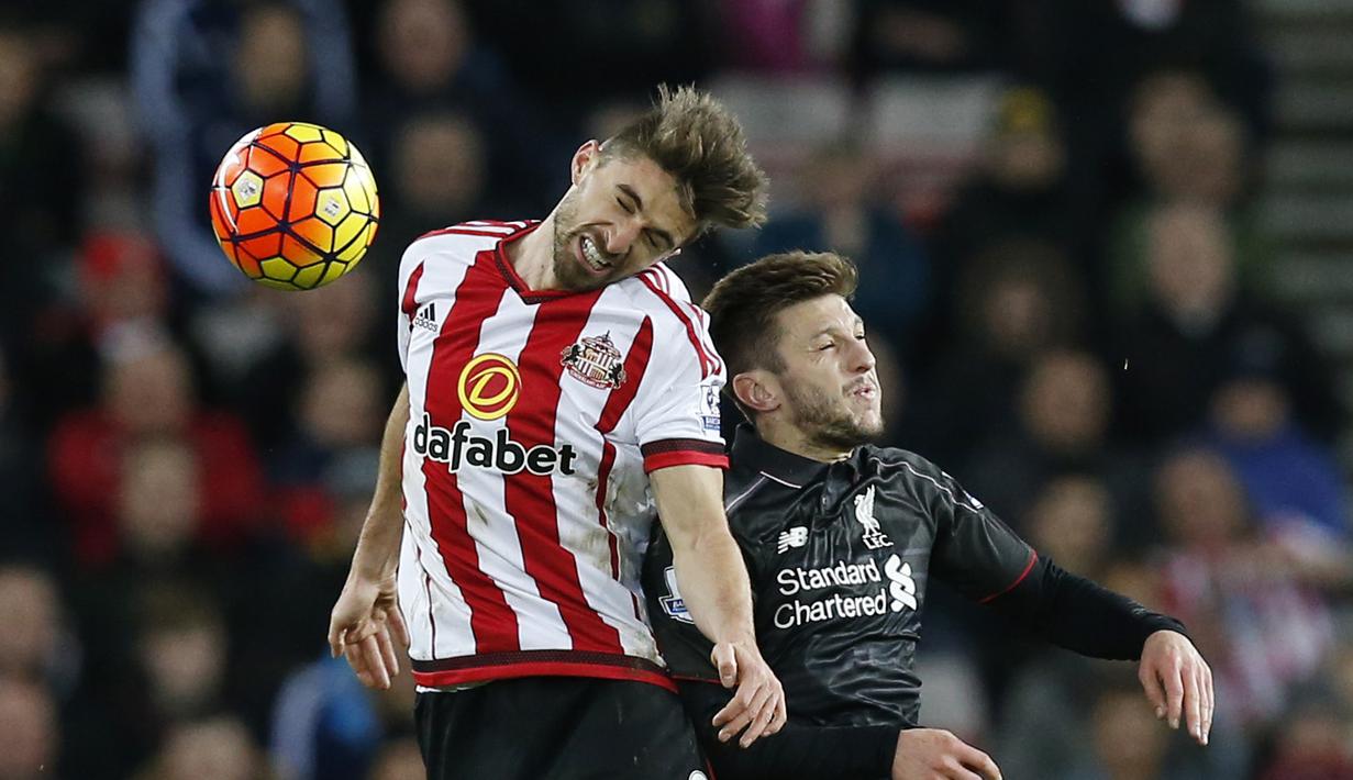  Adam Lallana (kanan) berusaha menyundul bola saat duel dengan pemain Sunderland, Fabio Borini pada Lanjutan Liga premier Inggris di Stadion Light, Inggris, Kamis (31/12/31) dini hari WIB. (Reuters/Andrew Yates)