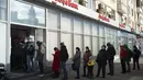 Orang-orang mengantre untuk menarik uang dari ATM Bank Alfa di Moskow, 27 Februari 2022. Warga Rusia berbondong-bondong ke bank dan ATM tak lama setelah Rusia melancarkan serangan ke Ukraina dan Barat mengumumkan sanksi yang melumpuhkan ekonomi. (AP Photo/Victor Berzkin)