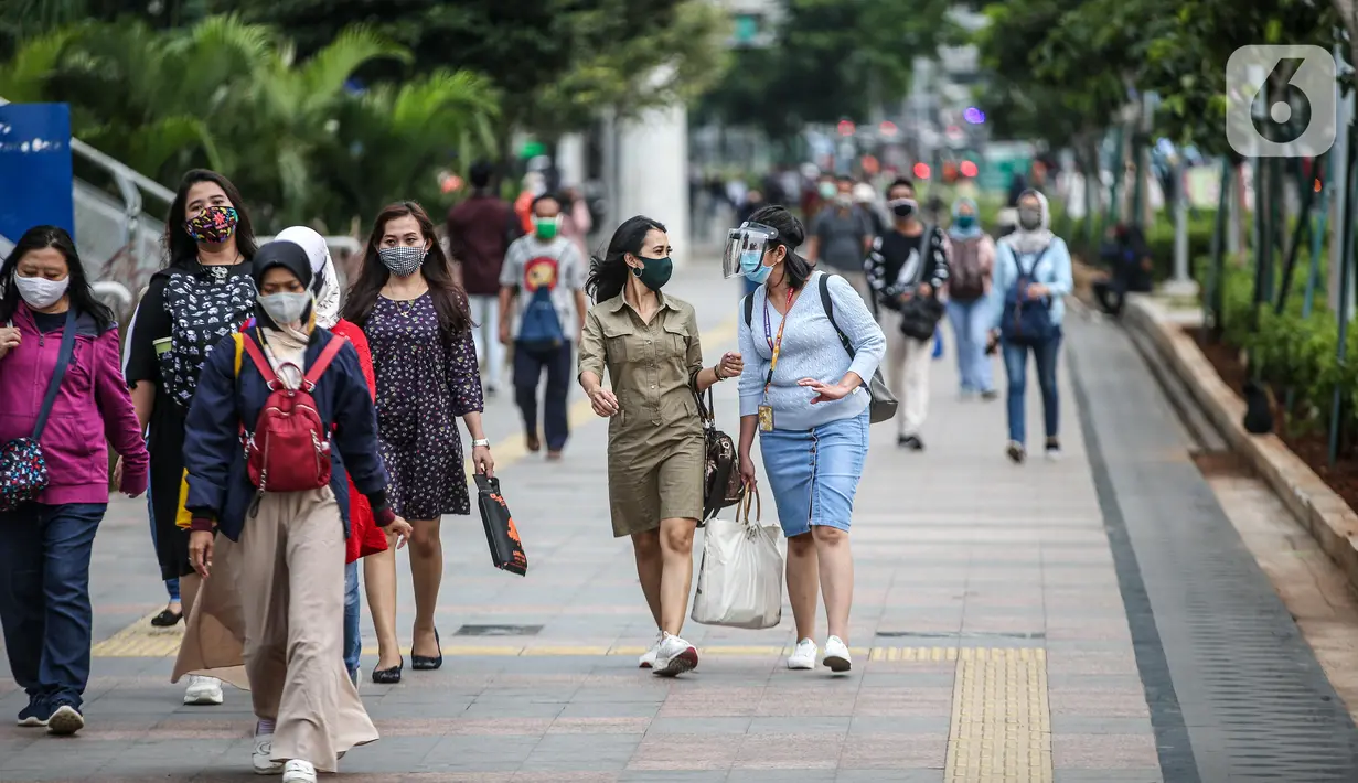 Suasana jam pulang kerja di jalur pedestrian kawasan Sudirman, Jakarta, Senin (22/6/2020). Pemprov DKI Jakarta mulai menerapkan perubahan sif kerja dengan waktu jeda tiga jam, yaitu pukul 07.00-16.00 pada sif pertama dan pukul 10.00-19.00 pada sif kedua. (Liputan6.com/Faizal Fanani)