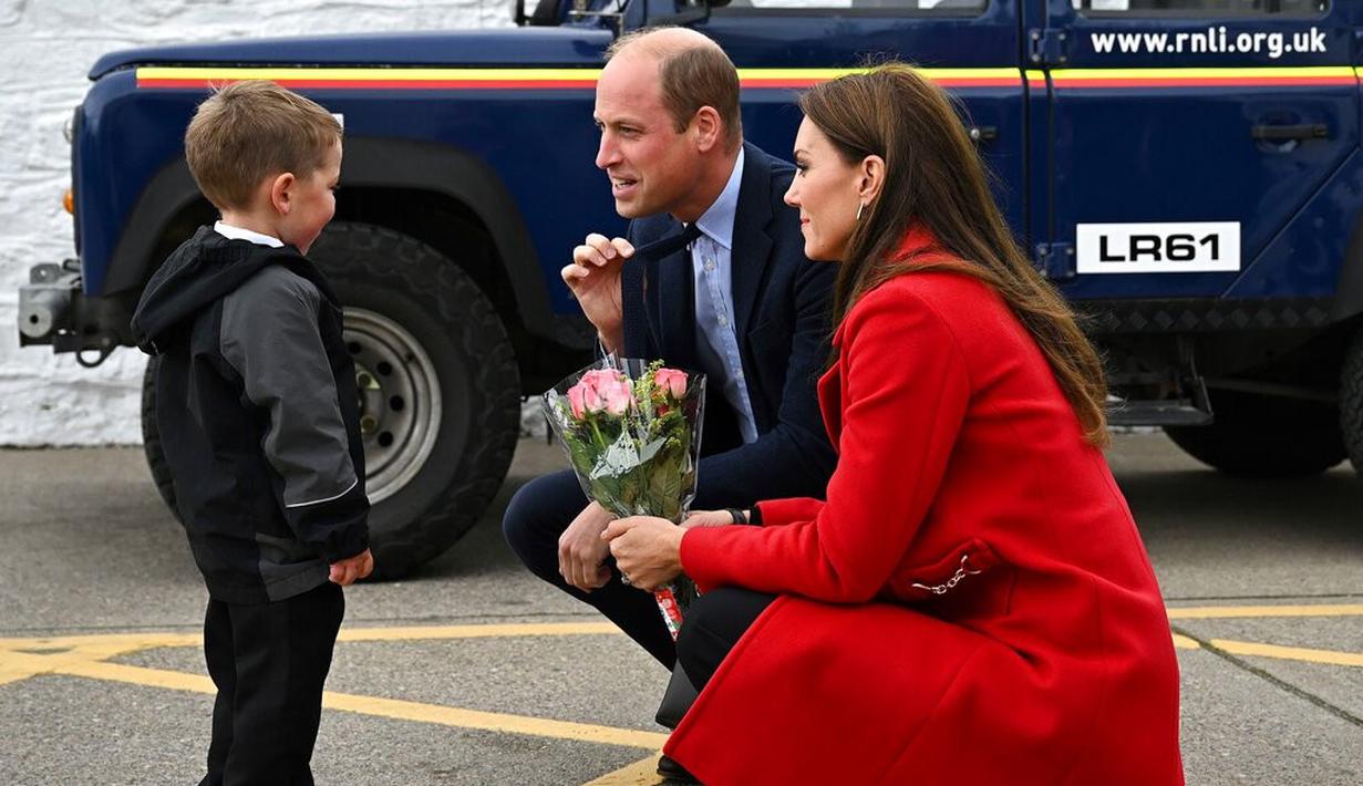 Pangeran William dan Kate Middleton saat mengunjungi Wales pada 27 Februari 2022. (Foto: Paul Ellis/Pool Photo vis AP)