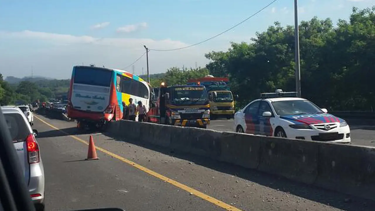 Bus Rosalia Indah Tabrak Pembatas Tol Cipularang, 2 Arah Macet