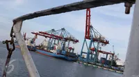 Aktivitas bongkar muat di Pelabuhan Tanjung Priok, Jakarta, Selasa (25/10). Kebijakan ISRM diharapkan dapat meningkatkan efisiensi pelayanan dan efektifitas pengawasan dalam proses ekspor-impor. (Liputan6.com/Immaniel Antonius)