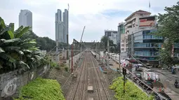 Sebuah kontruksi bangungan untuk proyek jalur kereta Api Bandara di Jakarta, Selasa (28/2). Stasiun kereta bandara itu didesain untuk terkoneksi dengan stasiun kereta tanpa sopir (Skytrain) yang menghubungkan antar terminal. (Liputan6.com/Yoppy Renato)