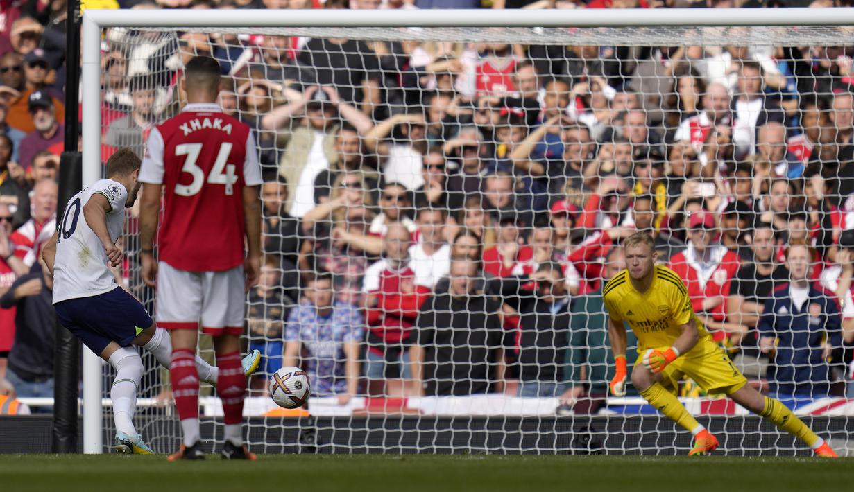 Harry Kane yag menjadi eksekutor mampu menjalankan tugasnya dengan baik dan mampu menbuat skor imbang 1-1 pada menit ke-31. Skor imbang 1-1 bertahan hingga babak pertama usai. (AP/Kirsty Wigglesworth)