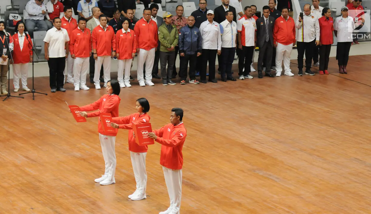 Perwakilan atlet membacakan sumpah janji kontingen saat upacara pengukuhan di Istora Senayan, Jakarta, Minggu (5/8). Di Asian Games 2018, Indonesia memiliki kekuatan 938 atlet, 365 ofisial, dan 80 headquarter. (Liputan6.com/Helmi Fithriansyah)