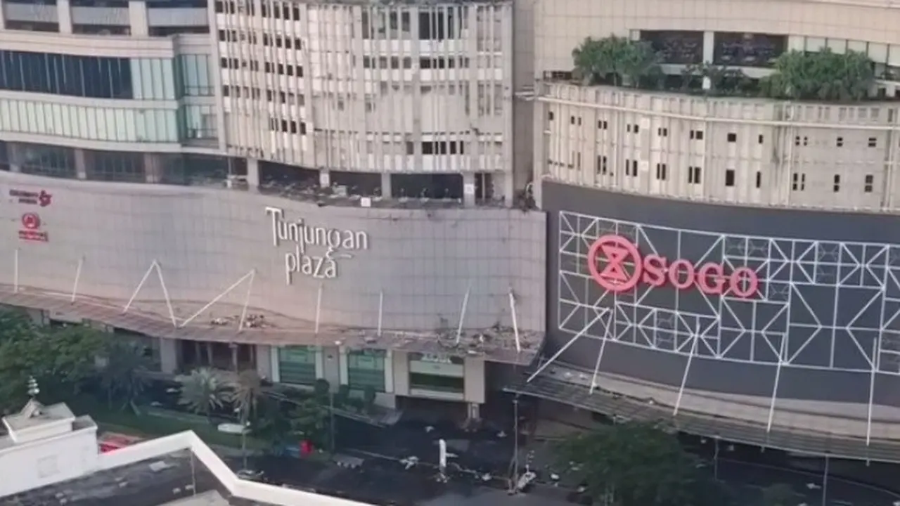 Tunjungan Plaza Terbakar
