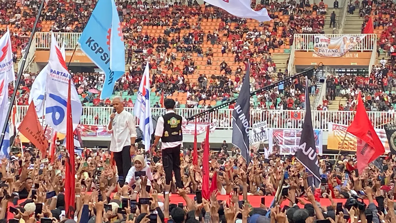 Calon presiden (Capres) nomor urut 3, Ganjar Pranowo saat menghadiri hajatan rakyat bogor di Stadion Pakansari, Jumat (9/2/2024).
