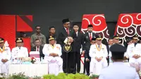 Menteri Dalam Negeri (Mendagri) Muhammad Tito Karnavian dalam puncak Peringatan Hari Otda XXVII di Anjungan Pantai Losari, Kota Makassar, Sabtu (29/4/2023). (dok Puspen Kemendagri)