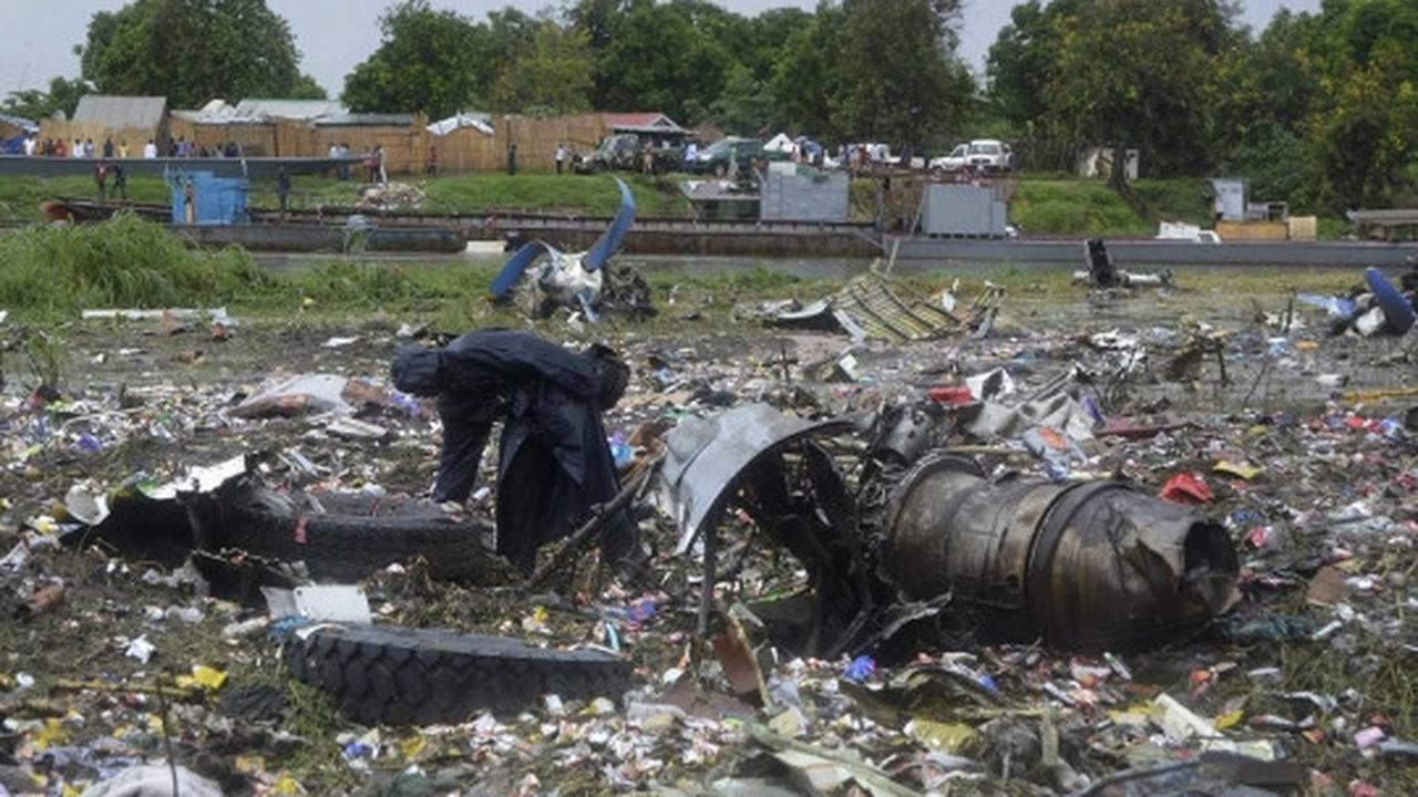 Pesawat kargo jatuh, puluhan penumpang tewas bergelimpangan di Sudan